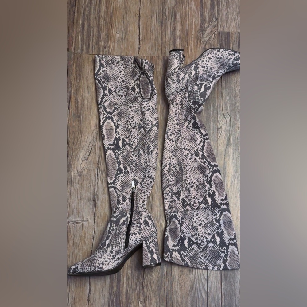 Elegant Black and Gray Heeled Boots with Sleek Design